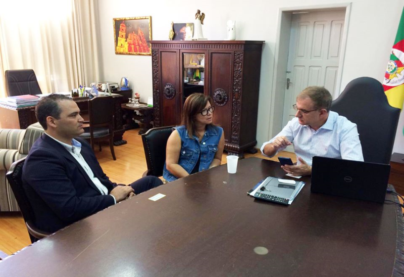 Prefeito recebe visita de incubadora desenvolvida no Canadá